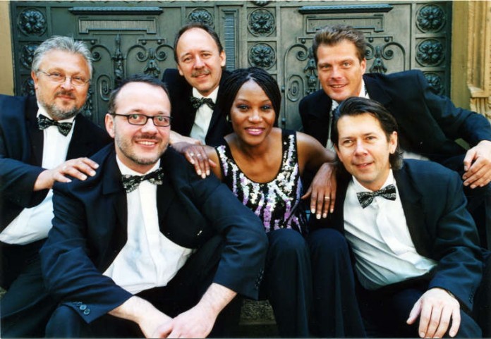 Die Manhattan Showband unterhält musikalisch.